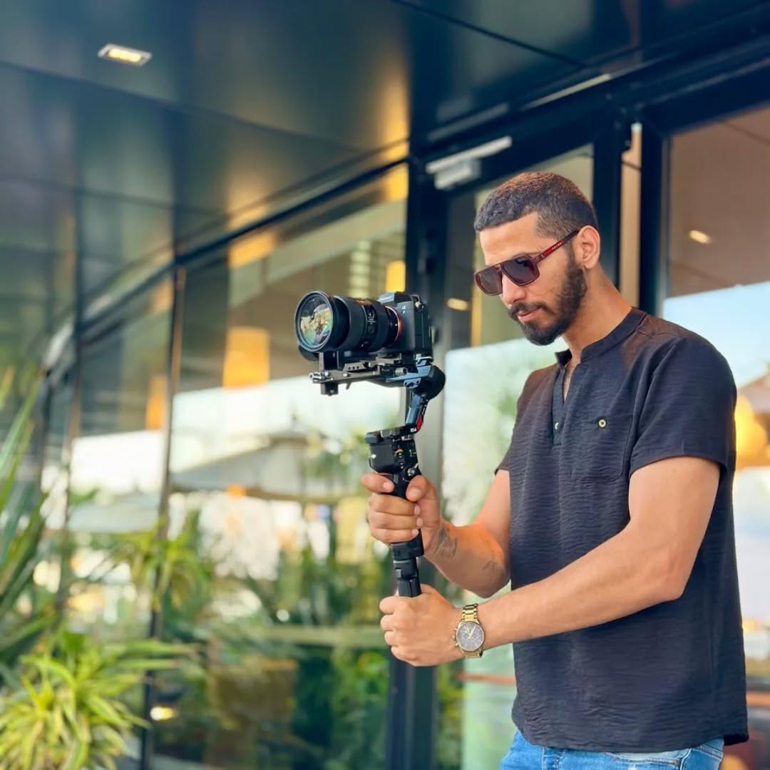 Mohamed Khalil Hamdi manipulant une caméra montée sur un stabilisateur.